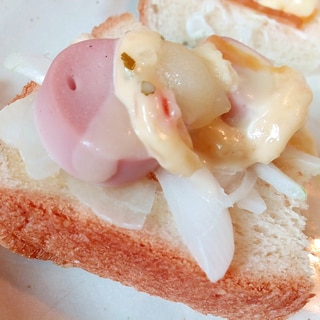 新玉ねぎ・魚肉ソーセージ・チーズのミニトースト